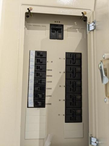 承家水電工程行 - 匯流牌中板上鎖及無熔絲開關做記號