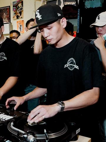 DJ SwinHong - Scratch with T-knife 台北西門町