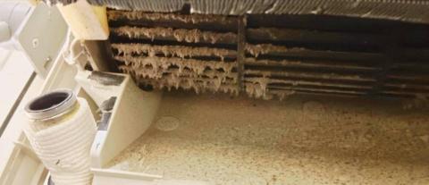 陳品洋 - 10年未清洗的冷氣，機體內累積如此多的髒污。