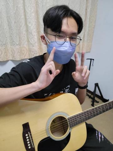 豐奇Archie老師 - 學四年木吉他學生每次上課都很快樂，現在高三真快