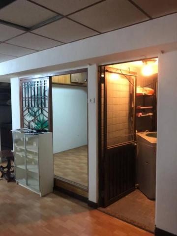 匠心裝修工程 - 裝修前客廳及陽台，幽暗，凌亂