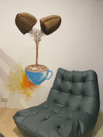 山善設計 - 於2023/2/18施作，花蓮民宿-室內裝飾彩繪。

客戶需求：想在民宿添加咖啡廳氛圍的彩繪。