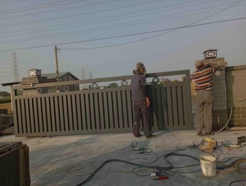 胡勝富 - 工廠電動大門施作