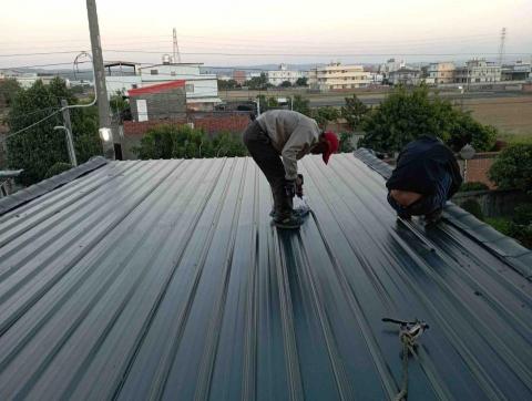 胡勝富 - 屋頂浪板翻新（4D白鐵烤漆浪板）