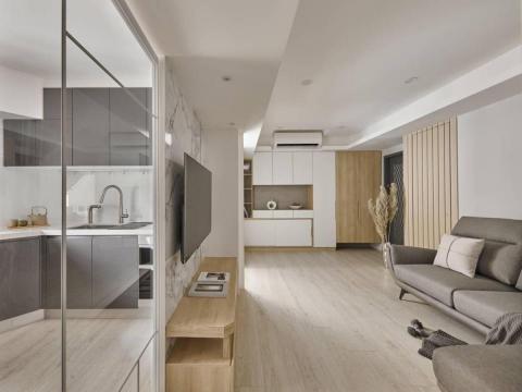 匠心裝修工程 - 玄關新增收納，天花板平整，自然光搭配，室內整體明亮