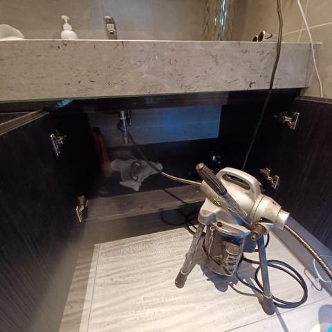 日日通環保衛生清潔社 - 浴室廁所地板排水管阻塞通水管