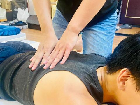 陳志政 - 到府使用地墊幫舞者按摩放鬆