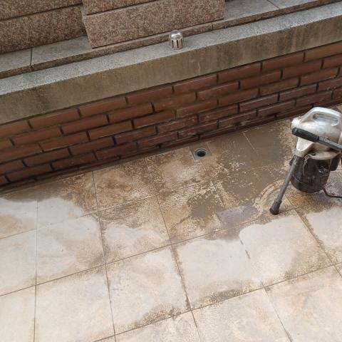 日日通環保衛生清潔社 - 陽台雨水排水管排水受阻