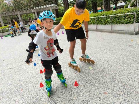 王棋威 - 叮嚀小朋友往前葫蘆的要領