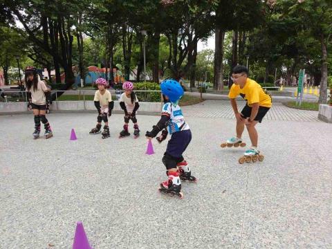 王棋威 - 協助小朋友的熱身運動