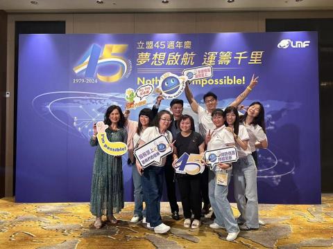 Ally teng - 照片中有來自高雄、美國、新加坡等集團分公司領導提供集團年會所有需求報表及經營管理數據分析，並協助年會場勘佈置，能文能武的訓練，讓每年的年會都完美成功.