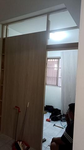 苗先生 - 隔間前