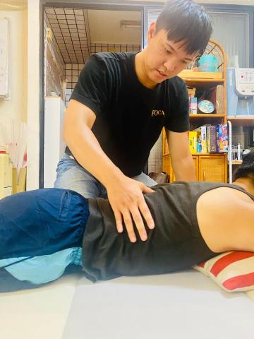 陳志政 - 到府使用地墊幫舞者按摩放鬆