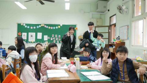 紀之晴 - 圖為偏鄉國小英語營營隊照片