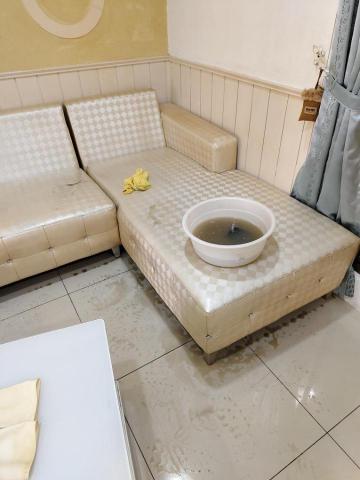 張馨云 - 清潔中刷洗沙發，打蠟