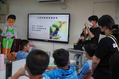 陳湛壬 - 於澎湖帶領國小學生學習生物知識