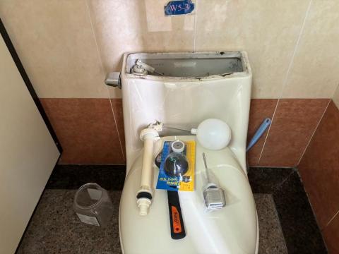 林承翰 - 單體式水箱馬桶進水浮球故障更換