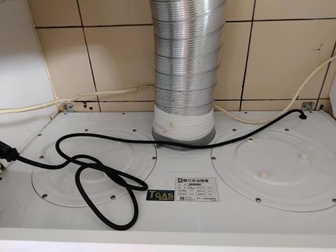 張馨云 - 抽油煙機上方清潔