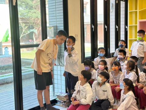 潘駿諺 - 移動圖書館活動教導小朋友正確的法律概念