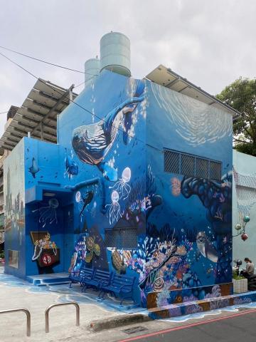 林于傑 - 高雄鳳山-海洋里活動中心外牆彩繪（右側）
材料：德國進口專業噴漆、得立戶外漆
施作天數：14天