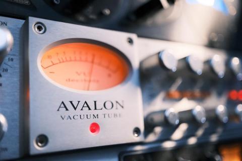TMD STUDIO - Avalon VT-737sp
一台真空管前級多工處理器，以傳奇嘻哈和 R&B 歌曲錄製、混音和音樂製作為名。
TMD STUDIO 主力錄音前級機器之一
Jay Z,Kanye West,Rihanna,Micheal Jackson等一眾傳奇皆使用此台機器錄製專輯之人聲。