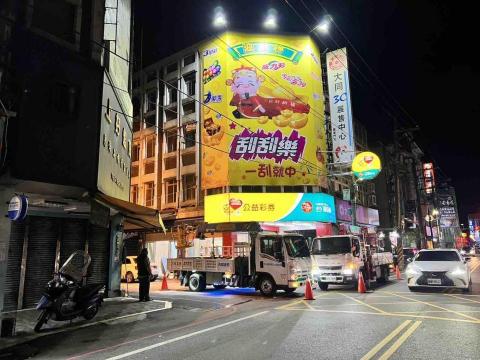 Shelby 廣告印刷 - 投射燈+大型耐候帆布+橫招+圓招