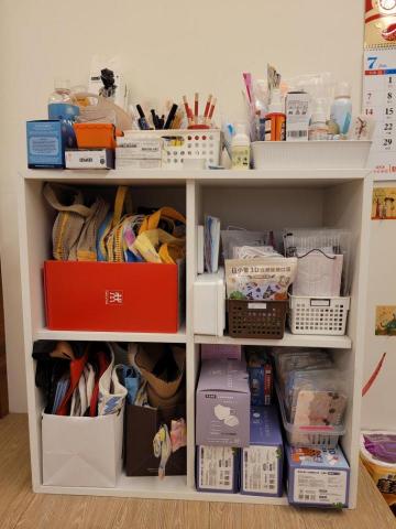 悠子整理 - 出門用品區：將口罩集中靠走道（右側）放，環保袋集中收納於左側，透過收納盒看起來更整齊