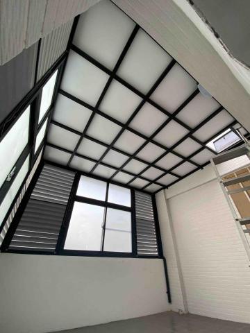 鑫鋮金屬不銹鋼設計 - 鋁塑板採光罩-百葉窗+2拉氣密窗
