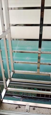 張馨云 - 窗戶鐵架刷洗後
