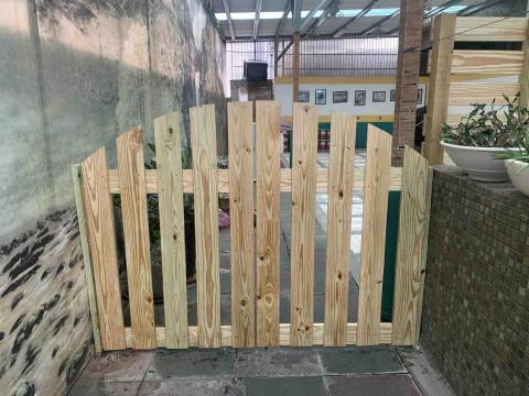 塑木專家-Kai - 南方松格柵雙開門 圓弧造型