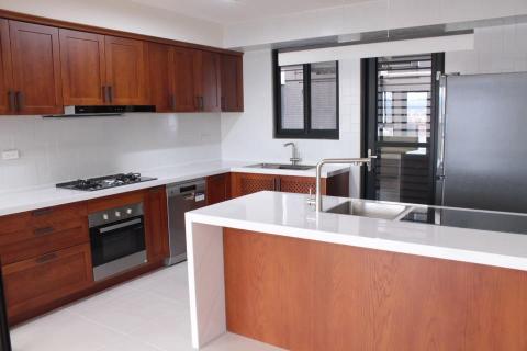 Leo - 廚房設計，門片是實木門板、不是系統板。保養上比較辛苦，要勤勞一點擦拭，但質感上確實是獨一無二的，價格整體偏高，適合有預算喜好真實木頭質感的客戶。