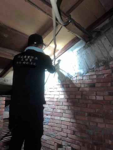 傑出專業除蟲工作室-專業除白蟻服務 - 新竹老屋40餘年，天花板內木樑已遭白蟻蛀蝕，業主聯繫上我後，緊急臨時處理安排施作防治，完成施作白蟻保固五年，環保局合格登記廠商。#新竹除蟲公司 #新北除蟲公司 #台北除蟲公司 #專除白蟻