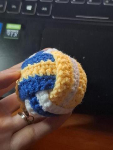 黃佾樺 - 暑假期間所編織的排球吊飾