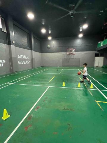 籃球訓練 - 這是我通常訓練的綜合球場 在室內