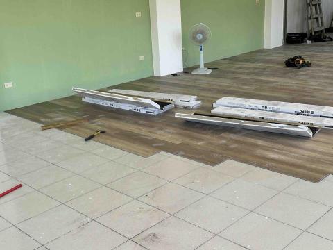 正韡輕隔間 - 壓扣地板施工