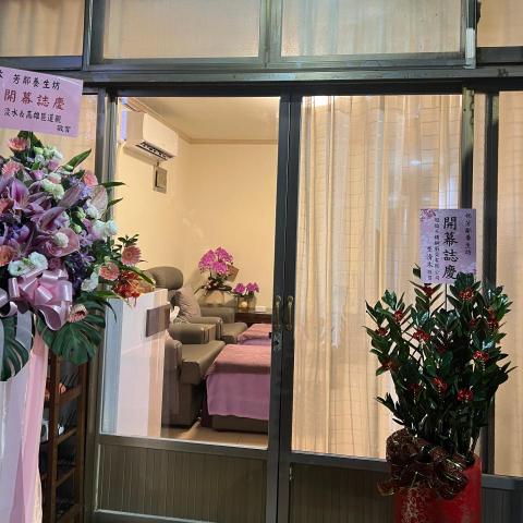 提供刮痧拔罐功效服務的專家李小櫻