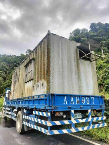 宏峻起重工程行 - 業主購買貨櫃 協助業主吊掛載運