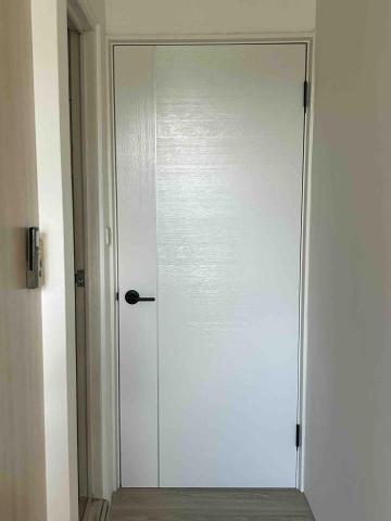 築峰門片安裝 - 牙白(鋁條) 築峰門片安裝 - 牙白(鋁條)