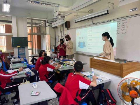 蔡佳宸 - 於國中擔任法語社團教師