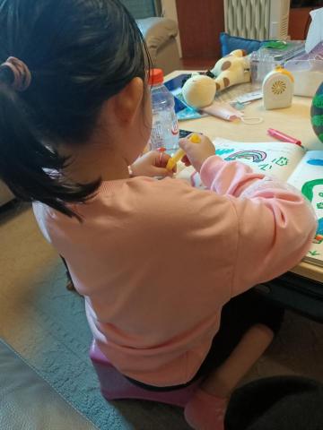 楊貽茜 - 陪伴5y妹妹畫畫