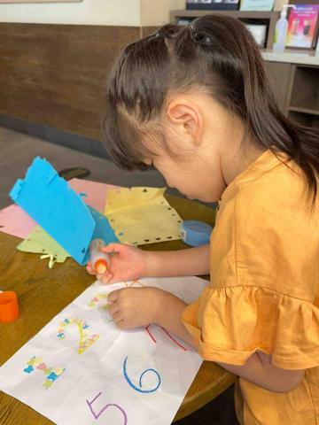 楊子瑩 - 帶領孩子在進行手作的過程中認識數字，同時訓練小肌群精細動作。