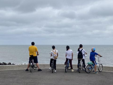 SHIH WEI - 帶著小朋友戶外單車行