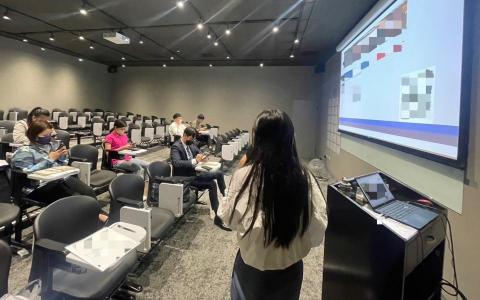 人資顧問 Angela - 在企業擔任教育訓練的講師。