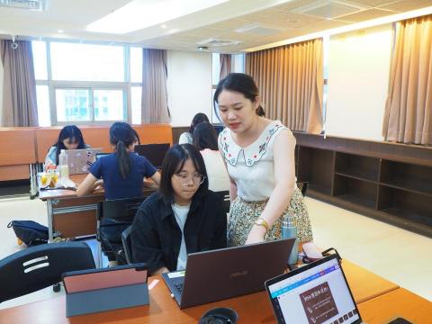 Anlin - 連續兩年（2022-2023）擔任台北市青發家教中心創意行銷營隊的講師，帶領青少年認識行銷要素與產業方向，並實際引導學生們活用行銷知識，進行規劃提案，以達到學習遷移與多元智能整合的目標。

相關紀錄：https://www.facebook.com/media/set/?set=a.284323937670702&type=3