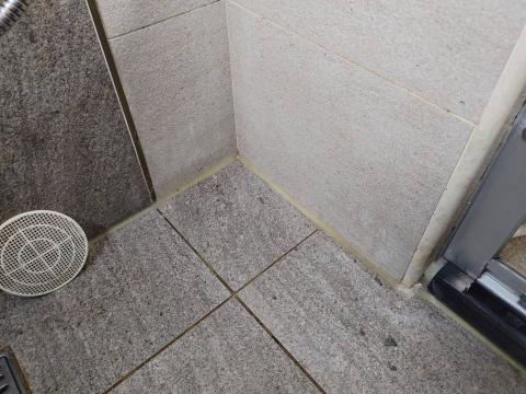 周光山 - 浴室黴垢皂垢清潔後