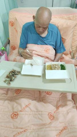 蔡佳恩 - 協助患者用餐