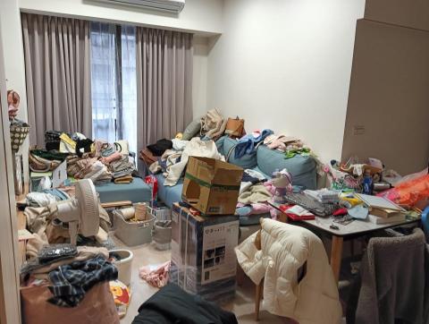 劉秀萍 - 這是滿間的衣服,很多吧!!業主也很善盡職責--斷捨離---這場丟瞭很多袋衣服,不過業主都會給朋友,要提醒客戶下次買衣服要記得衣櫃還有沒拆封的.買的時候要三思!!!!