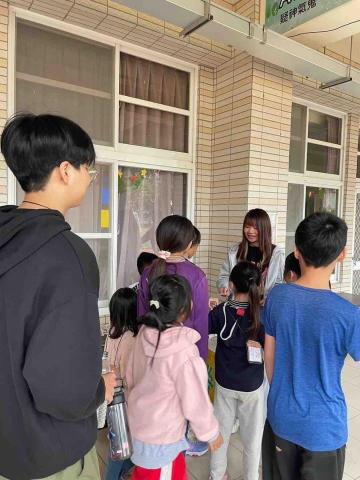 簡郁靜 - 輕鬆與國小生互動