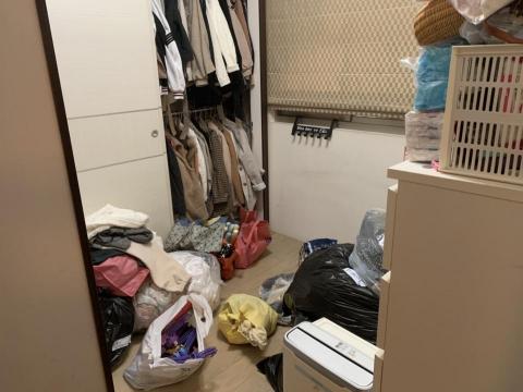 劉秀萍 - 這個客戶的更衣室,衣服是有點多,有請客人做斷捨離,衣服作換季的淘汰,許久沒穿的,是該讓它去該去的地方.