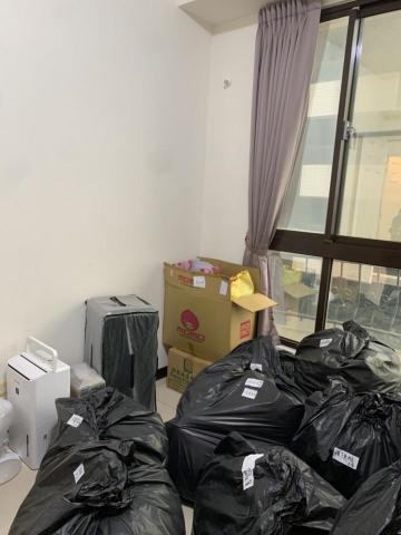 劉秀萍 - 衣服打包是很快,客戶提供打包袋和黑色垃圾袋,這樣在處理上,是快衣服最好就是用袋子裝,挑厚的,這樣袋子才不會被勾破不會.